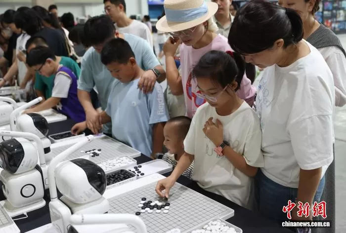 宁夏银川：市民对弈机器人乐享“棋”中