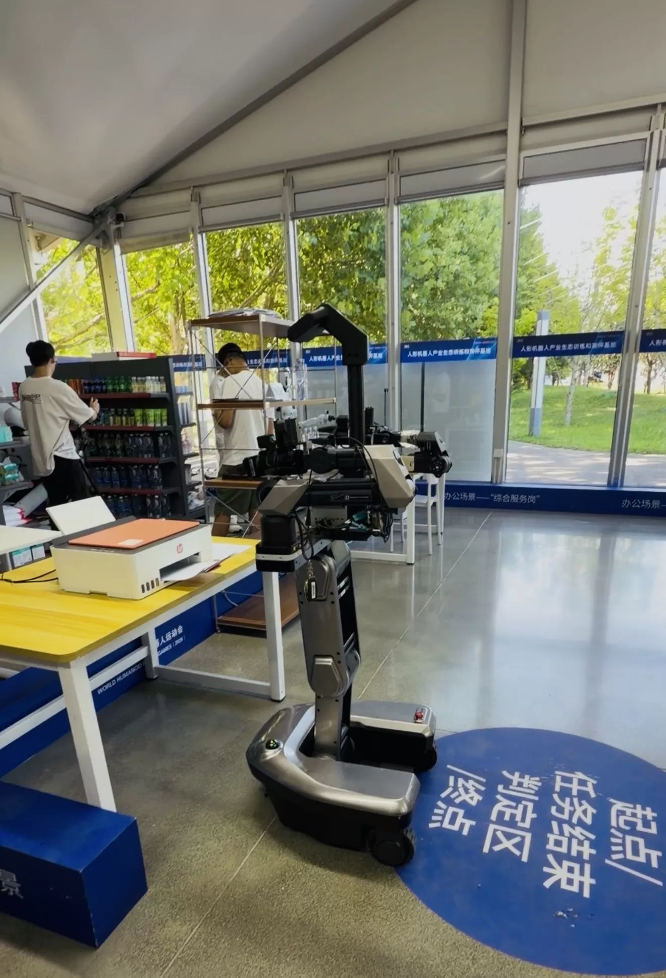 星海图R1 Lite机器人在国家速滑馆训练场备战2026世界人形机器人运动会。新京报贝壳财经记者 程靓 摄