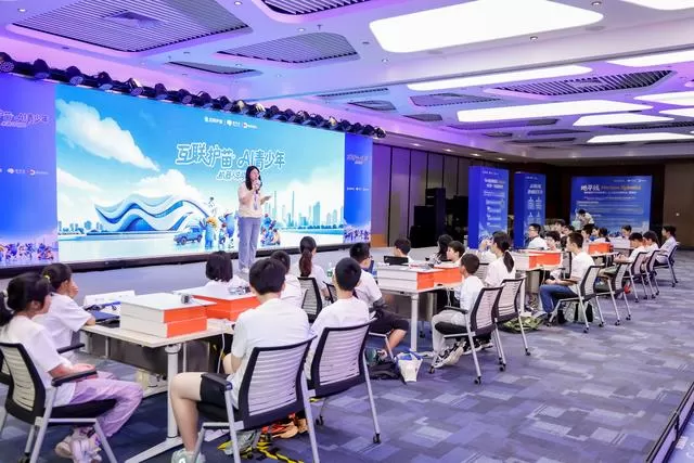 “互联护苗2026”研学活动带青少年现场“手搓”机器人