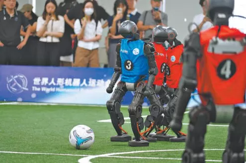 5v5足球赛已经开踢。本报记者 程功 摄