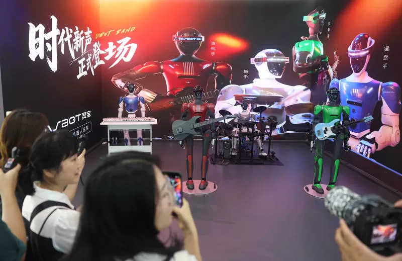 机器人摇滚乐团入驻，不仅有吉他手、还有主唱、键盘手。新京报记者 李木易 摄