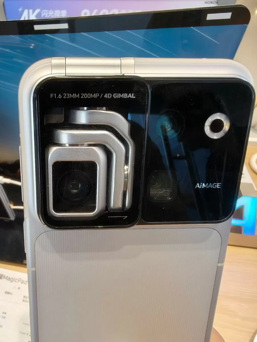 深圳华强北荣耀体验店展示的Robot Phone样机 本报记者 张兴旺/摄