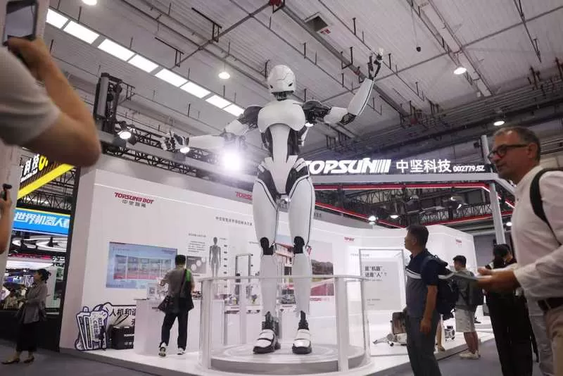 高达4.8米的概念人形机器人。新京报记者 李木易 摄
