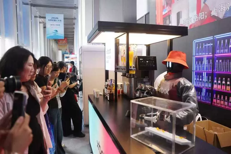 机器人化身“大厨”，丰富多彩的智能餐饮体验吸引观众围观打卡。新京报记者 李木易 摄