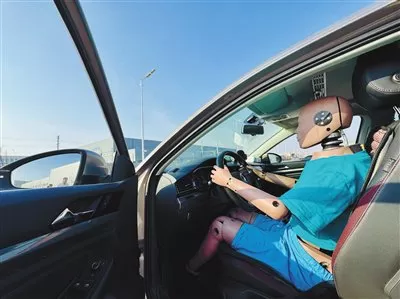 砰！中国假人替您试新车