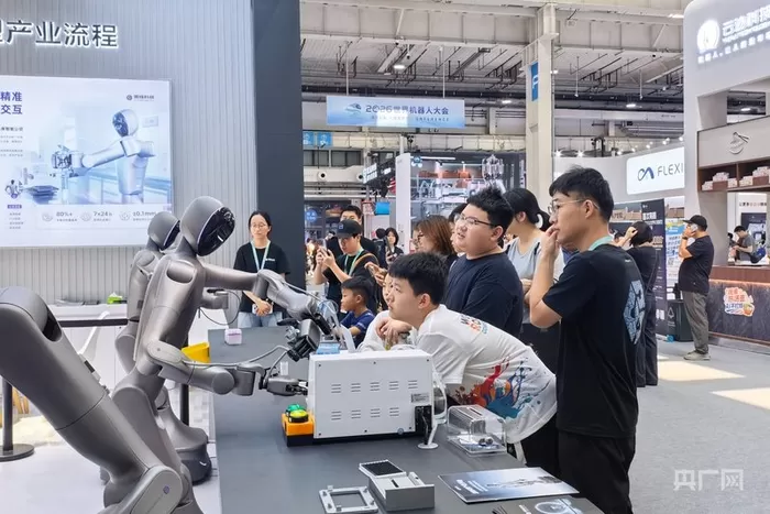 观众在展台前围观机器人操作（央广网记者 郭佳丽 摄）