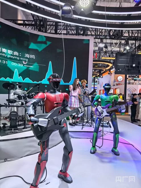 机器人在大会现场表演（央广网记者 郭佳丽 摄）