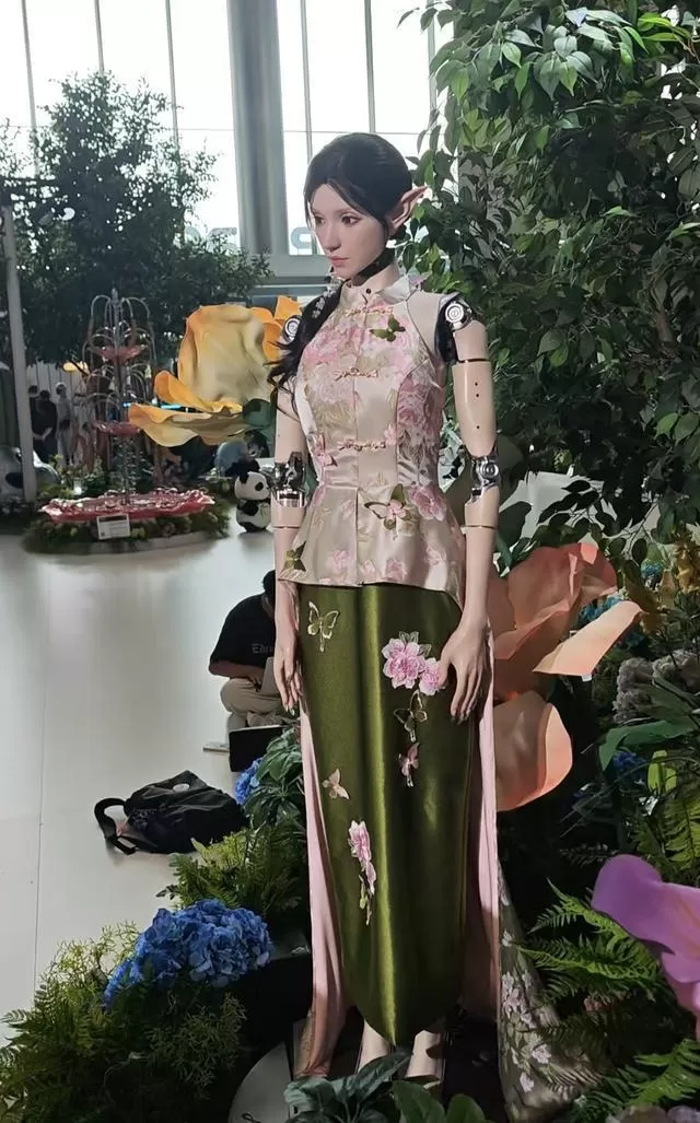 机器人精灵·璇。上游新闻记者 崔涛 摄