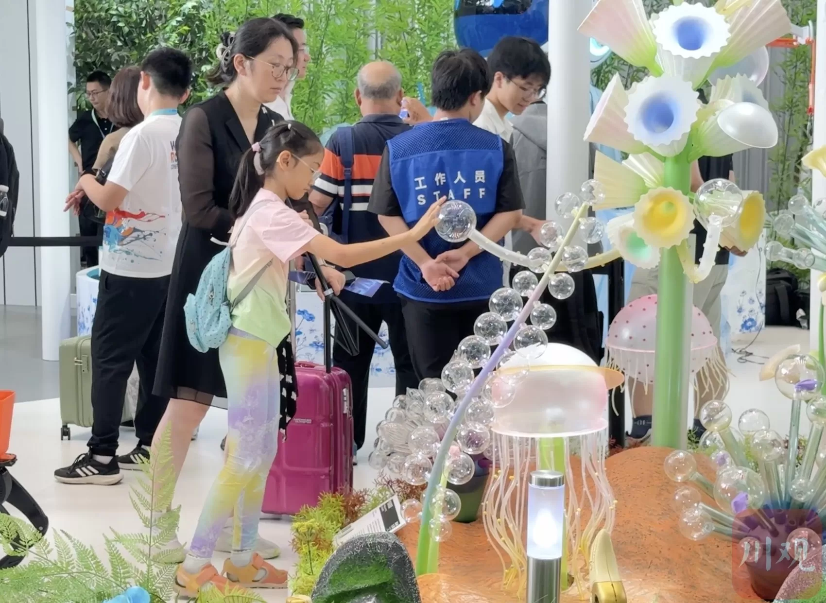 机器人会上“秀”绝活：鸡蛋上雕刻、精准按摩、挥毫泼墨……未来已来？