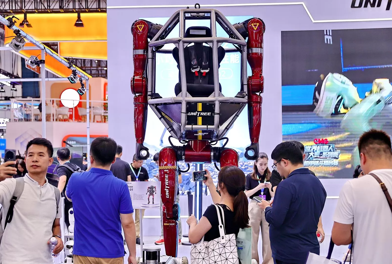 ▲2026世界机器人大会现场展出的载人变形机甲 据ICphoto