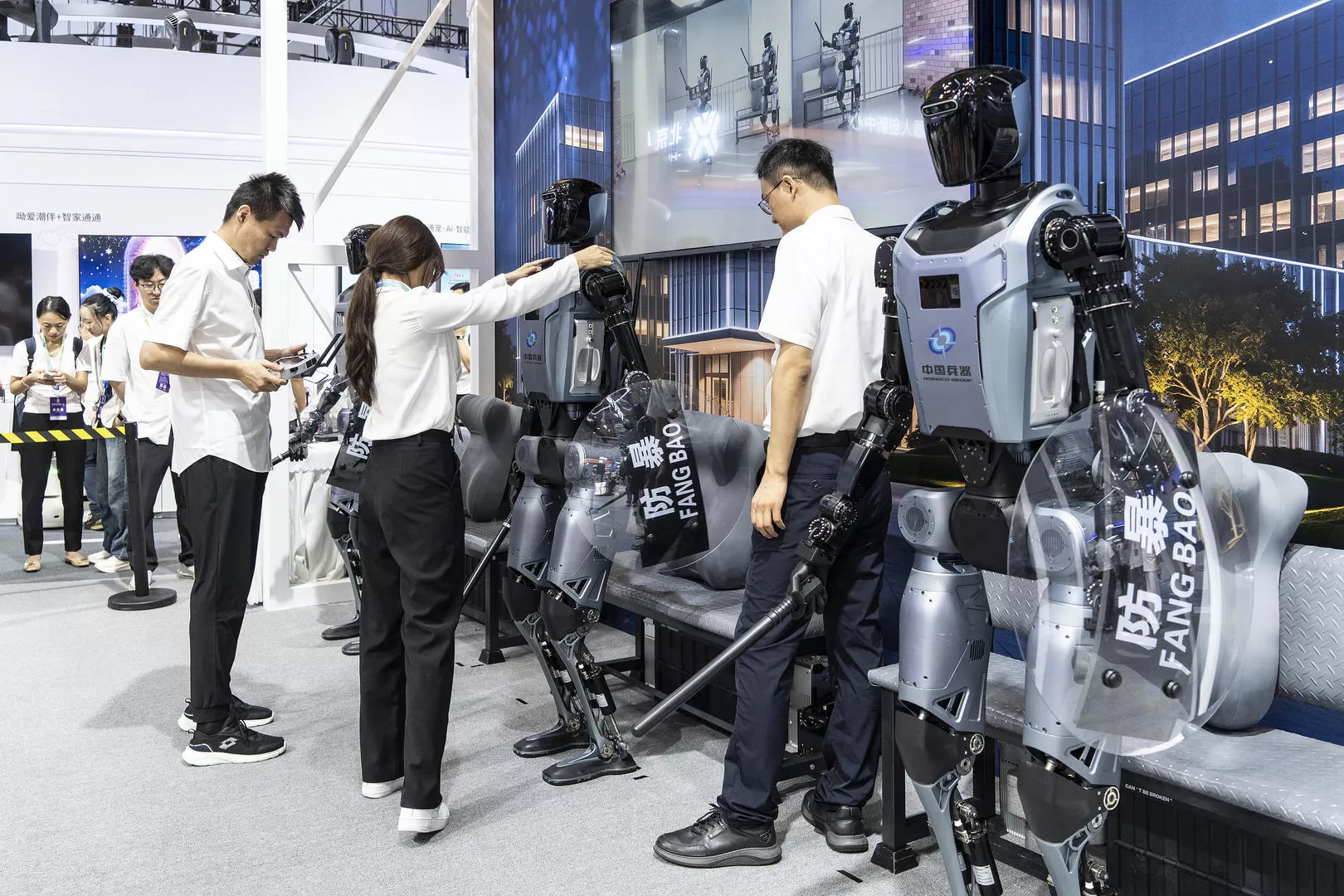 ▲防暴机器人在世界机器人大会上展出 据视觉中国