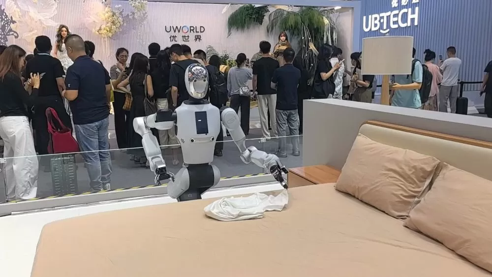 机器人正在叠衣服。新华社记者 余佩璇 摄
