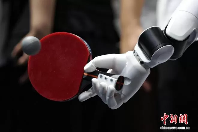 　　8月21日，灵巧手手持乒乓球拍打球。中新社记者 王紫儒 摄