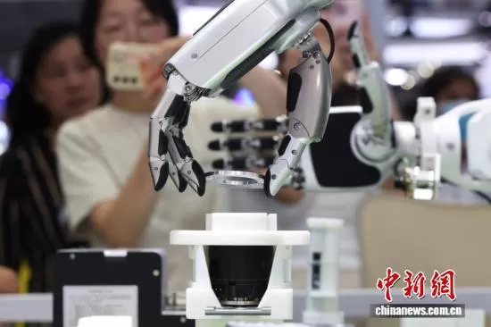 　　8月21日，灵巧手进行机械臂组装作业。中新社记者 王紫儒 摄