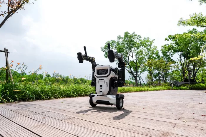 T01智能代步椅模态，面向家庭用户提供驾乘与陪伴服务
