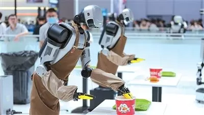 在2026世界机器人大会上，一家企业进行人形机器人的智能商业清洁解决方案演示。新华社记者 鞠焕宗摄