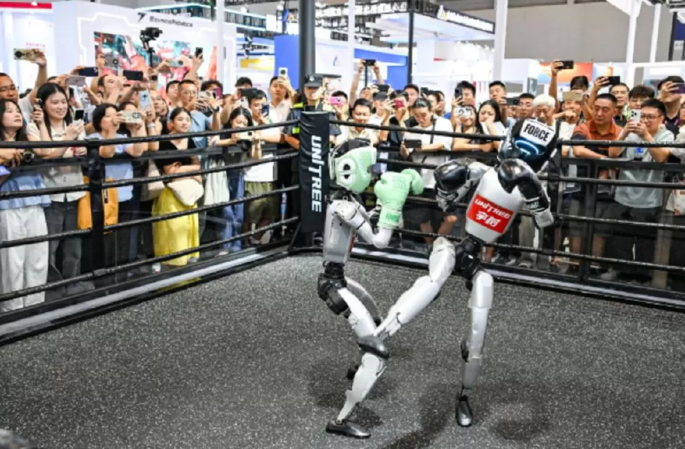 在重庆举办的2025年智博会上，宇树科技机器人拳击赛正在上演。新华社记者 王全超 摄