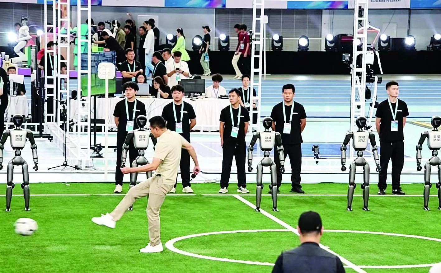杨晨与机器人现场比试了射门球速