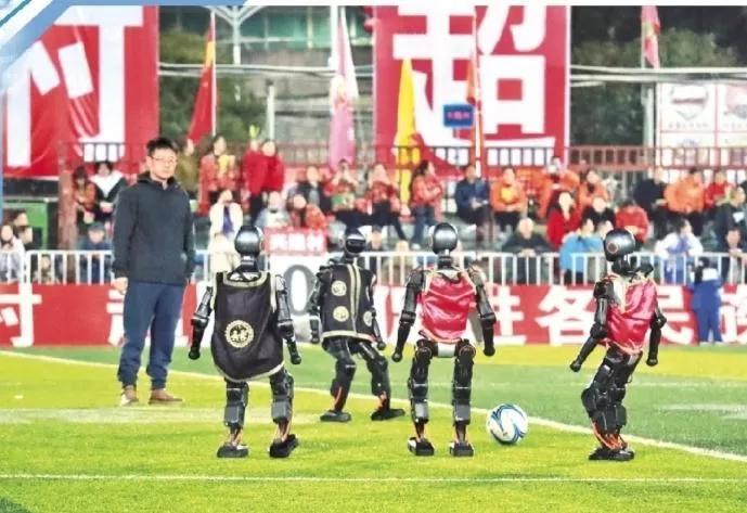 机器人“T罗”在村超球场比赛。 杨文舒 摄