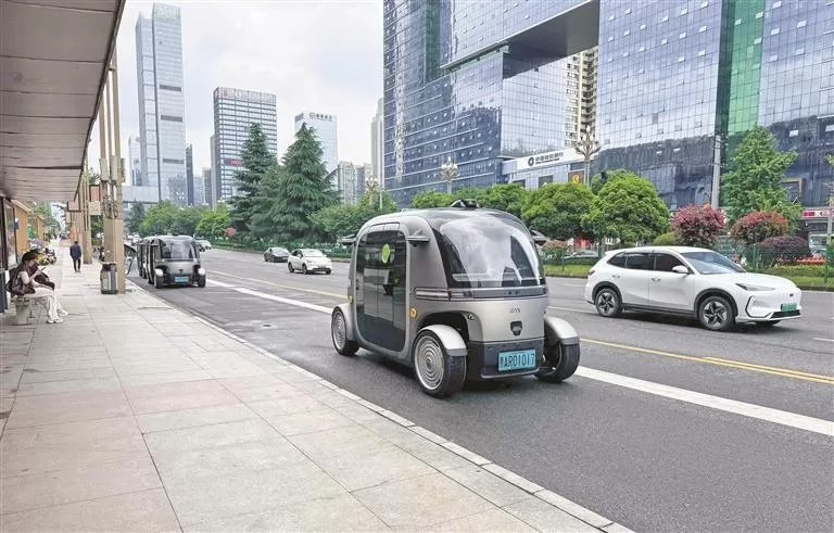 贵州翰凯斯智能技术有限公司无人驾驶小巴行驶在贵阳街头。 本报记者 张丽 摄