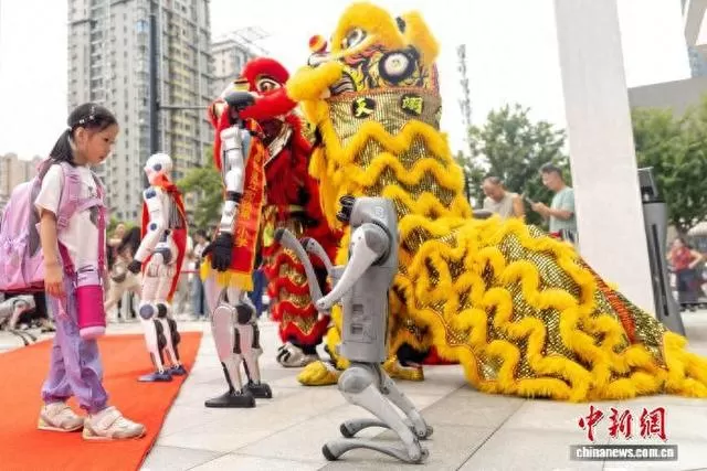 湖北武汉中小学开学 人形机器人迎新