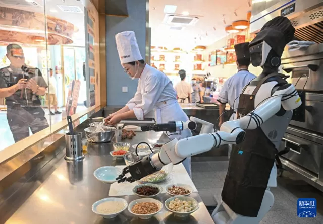 机器人做月饼 老字号拥抱新科技